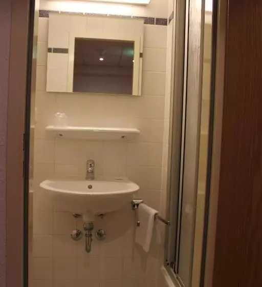 Retkeilymaja Gasthaus& Pension Zum Roten Haus