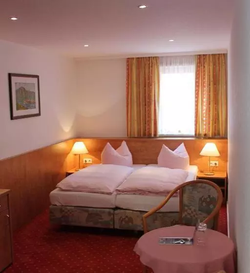 Retkeilymaja Gasthaus& Pension Zum Roten Haus