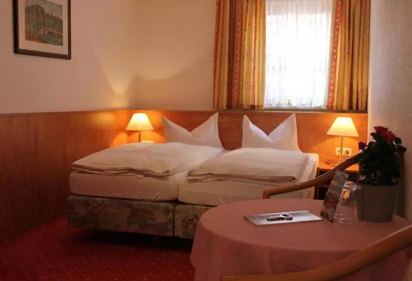 Retkeilymaja Gasthaus& Pension Zum Roten Haus