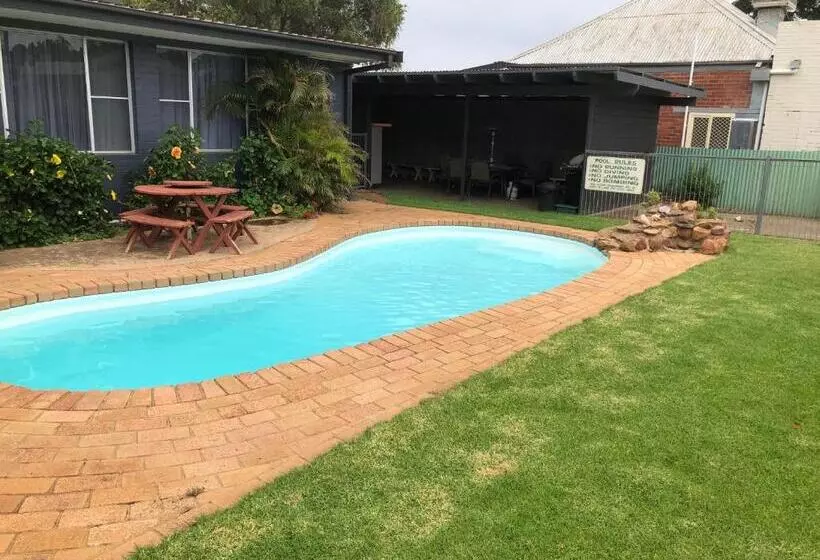 モーテル Memphis Motor Inn