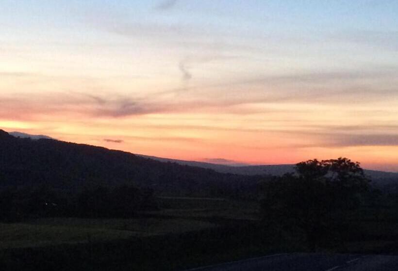 בית מלון כפרי The Crown