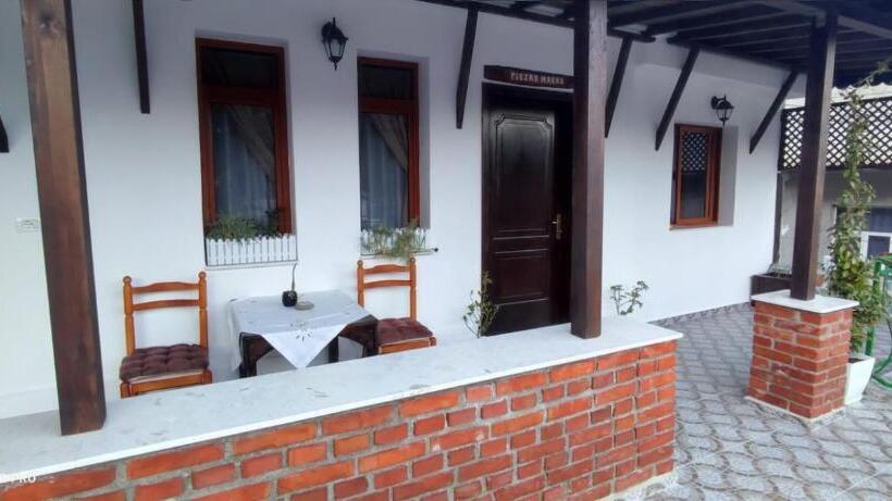 펜션 Guest House Baba Lluka