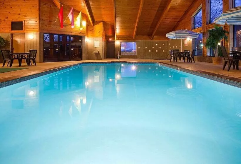 هتل Americinn By Wyndham West Burlington