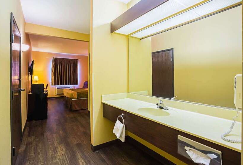 בית מלון כפרי Econo Lodge Inn & Suites