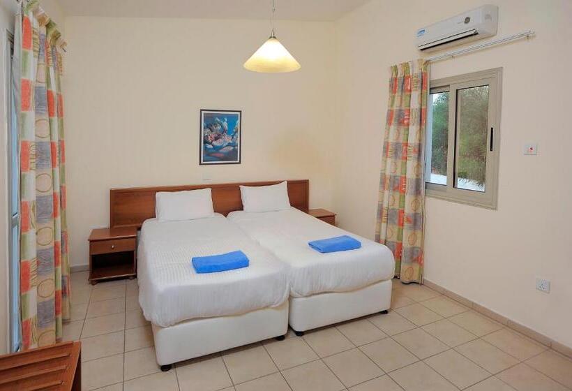 Nissiana Hotel & Bungalows