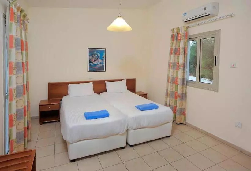 Nissiana Hotel & Bungalows