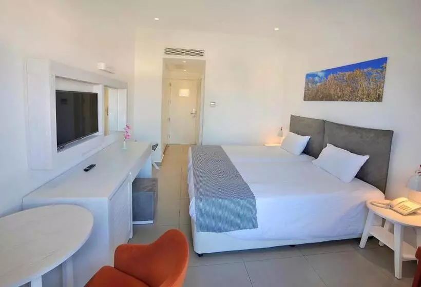 Nissiana Hotel & Bungalows