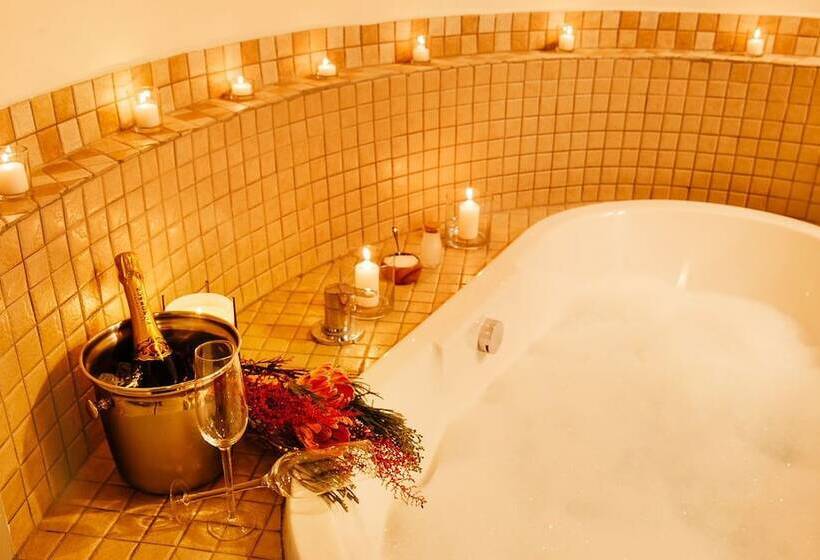 Отель Tambuti Lodge