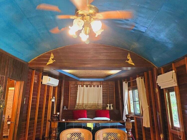 Kaengkrachan Boathouse Paradise Resort