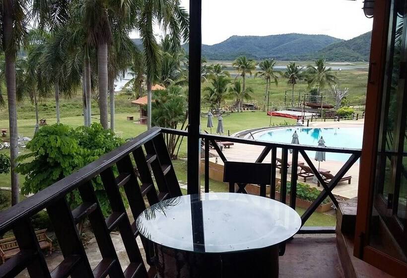 Kaengkrachan Boathouse Paradise Resort