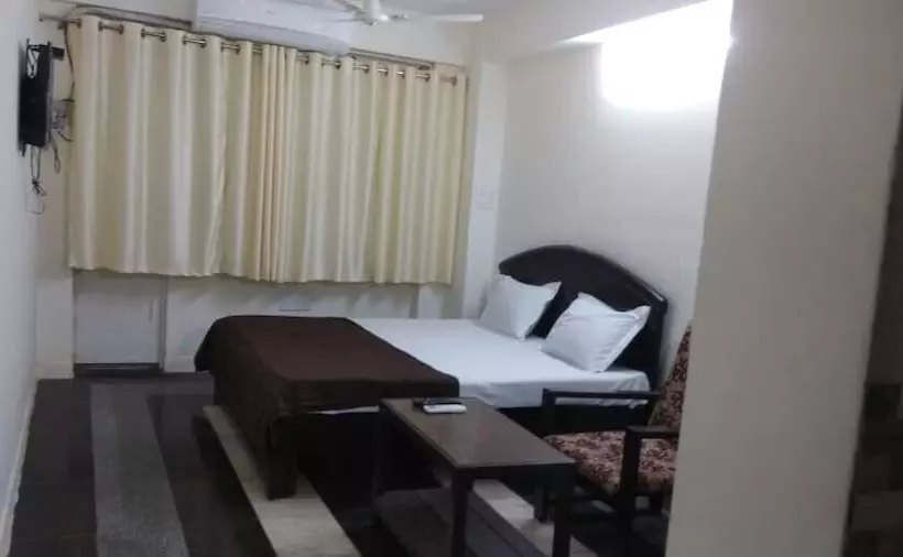 Iroomz Hotel Sundar