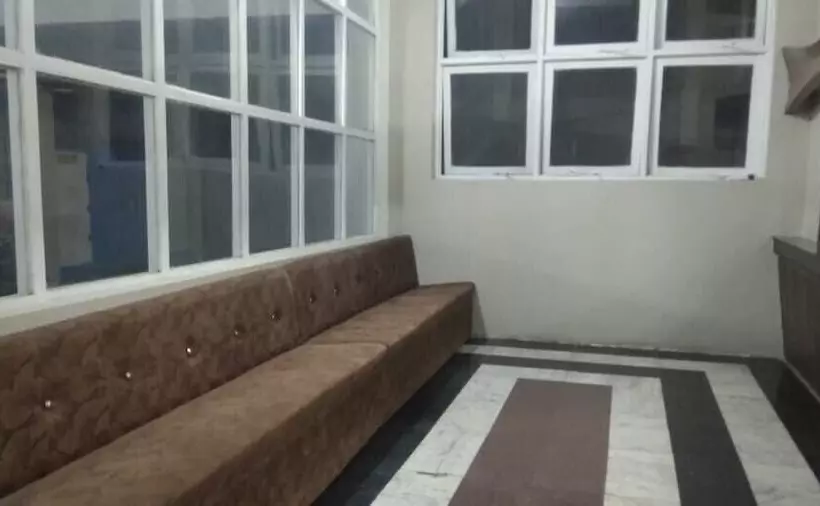 Iroomz Hotel Sundar