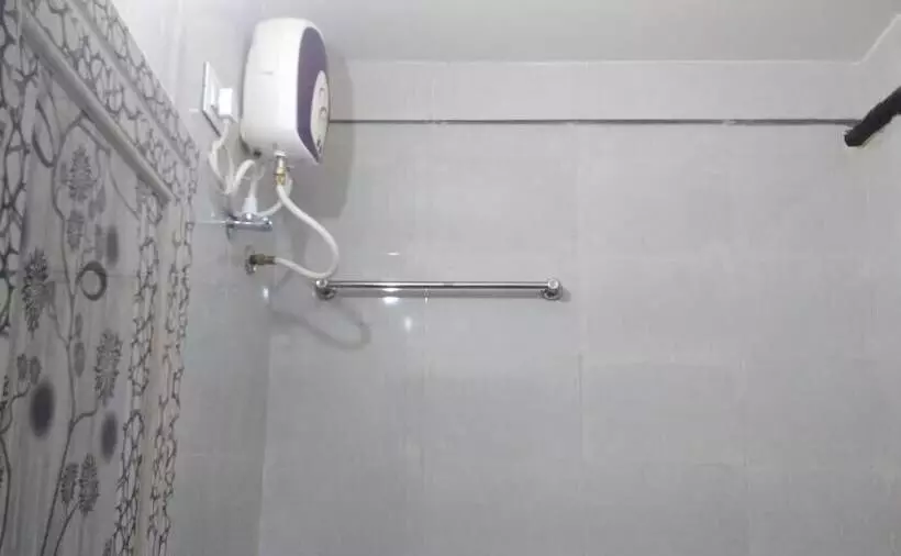 Iroomz Hotel Sundar