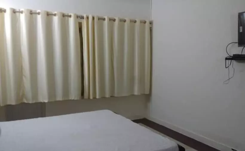 Iroomz Hotel Sundar