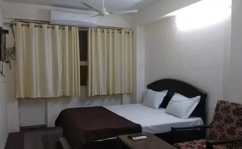 Iroomz Hotel Sundar