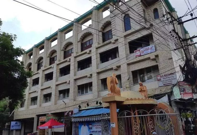 Iroomz Hotel Sundar