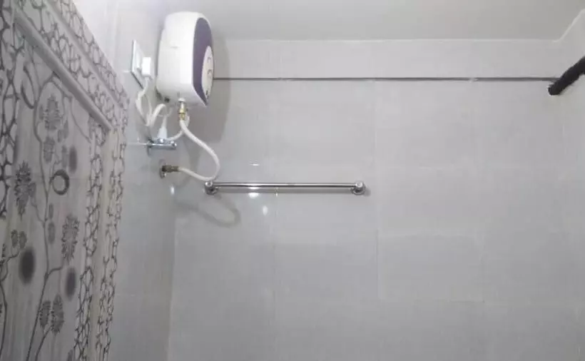 Iroomz Hotel Sundar