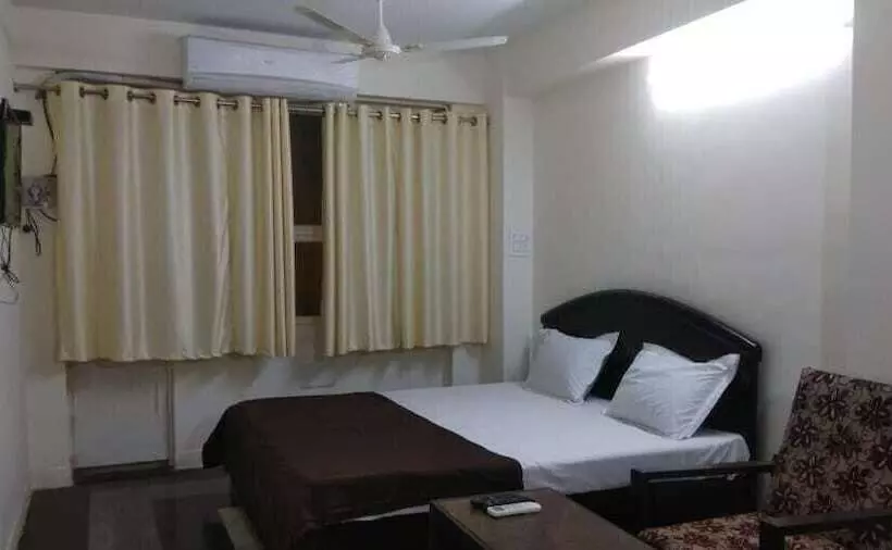Iroomz Hotel Sundar