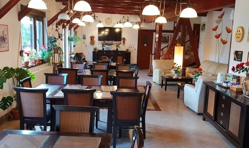 ペンション Conacul Bunicilor