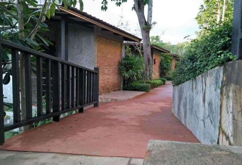 Отель Sangkla Resort