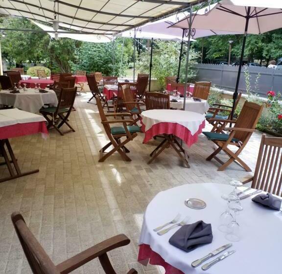 Отель Hôtel Auberge De La Nauze