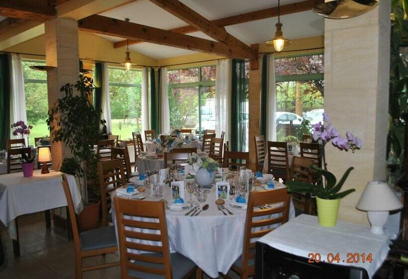 Отель Hôtel Auberge De La Nauze