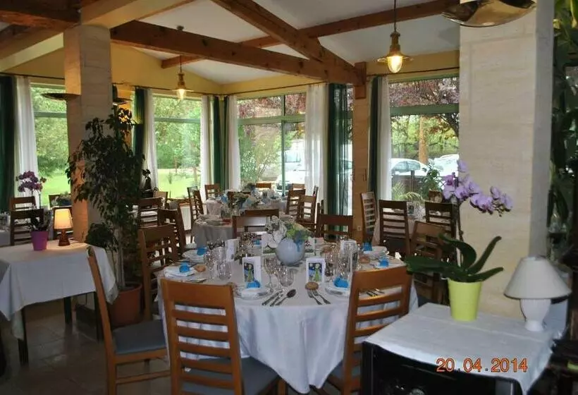 Hotelli Hôtel Auberge De La Nauze