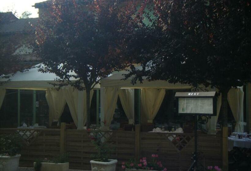 Отель Hôtel Auberge De La Nauze