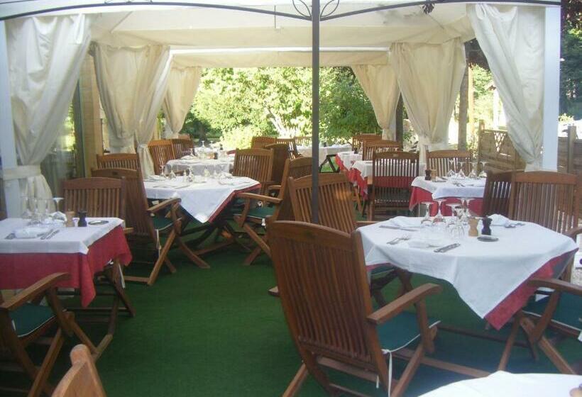 Отель Hôtel Auberge De La Nauze