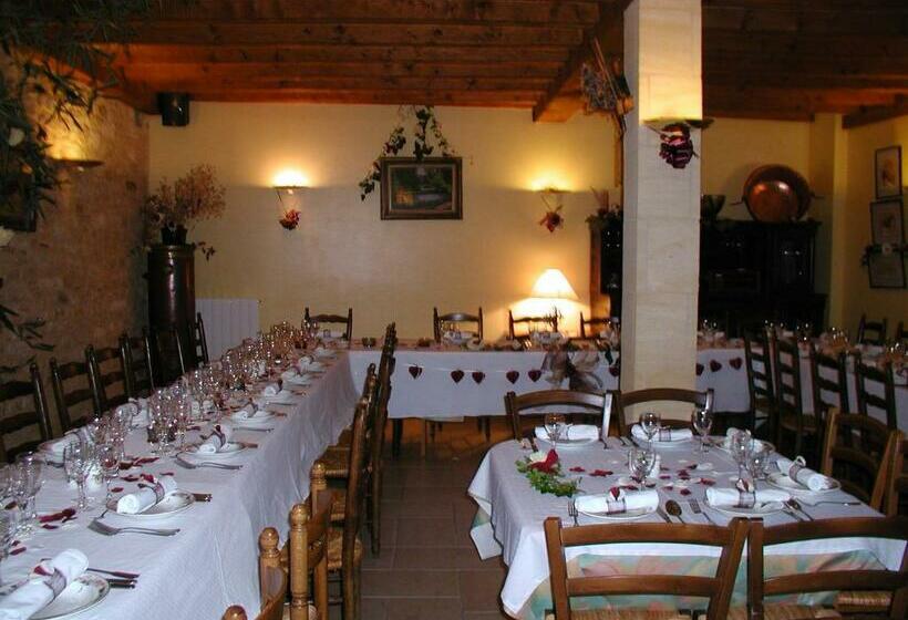 Отель Hôtel Auberge De La Nauze