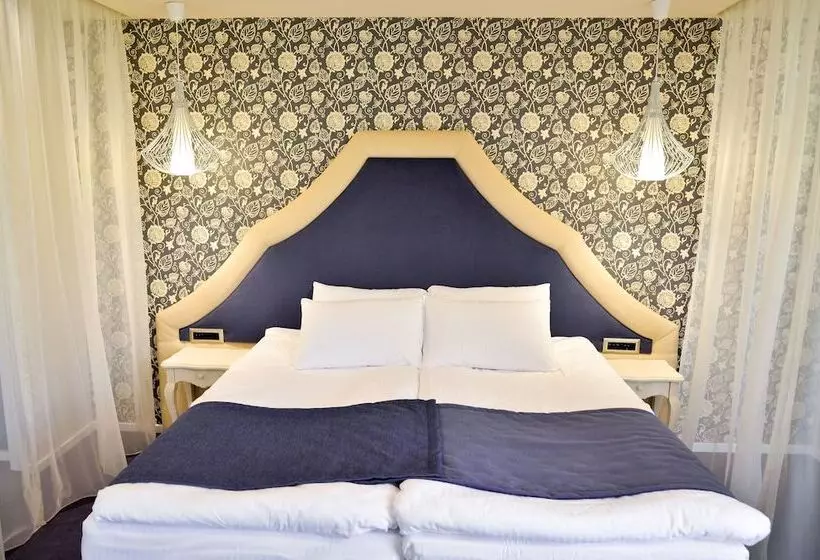 Hotel Capitolina City Chic