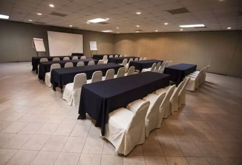 Отель El Camino Inn & Suites