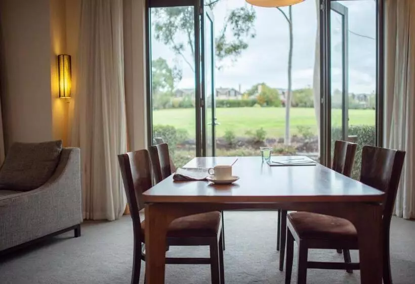 Отель Yarra Valley Lodge
