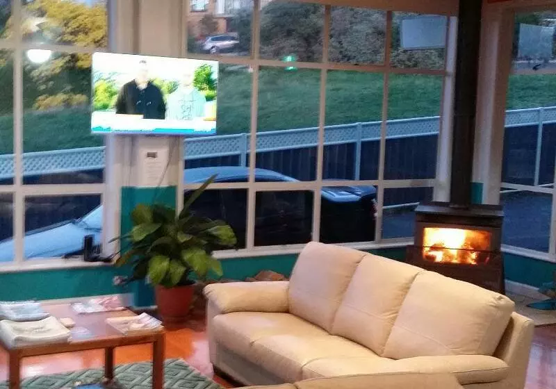 Waterfront Lodge Motel