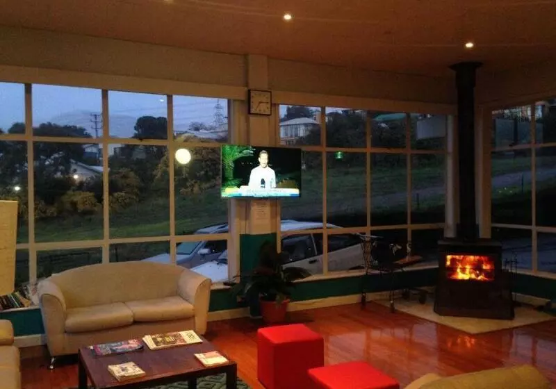 Waterfront Lodge Motel