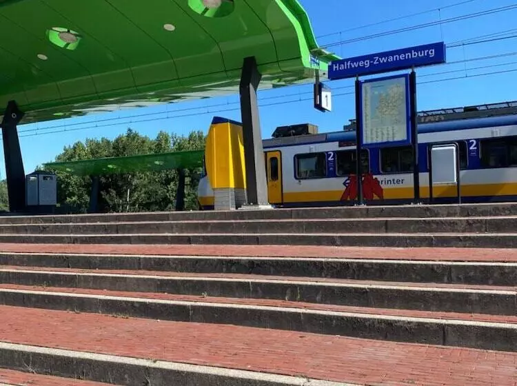 Hotelli De Keizerskroon Amsterdam Schiphol Halfweg