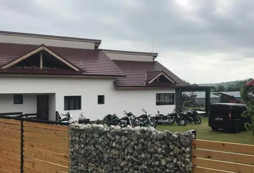 ペンション Casa De Sub Piatra