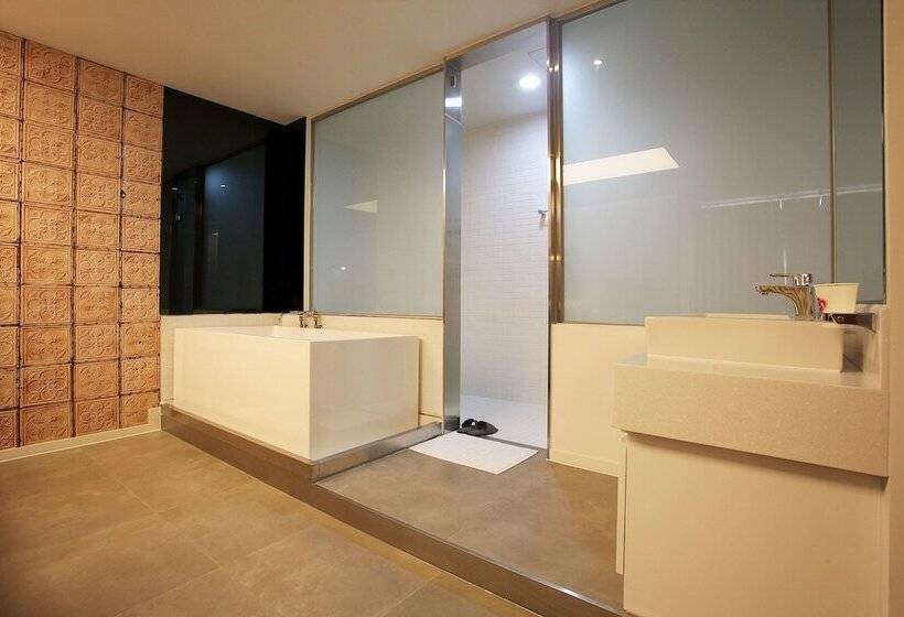 فندق على الطريق May Ave