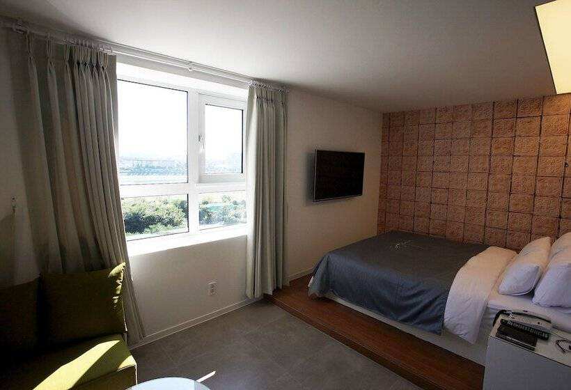 فندق على الطريق May Ave