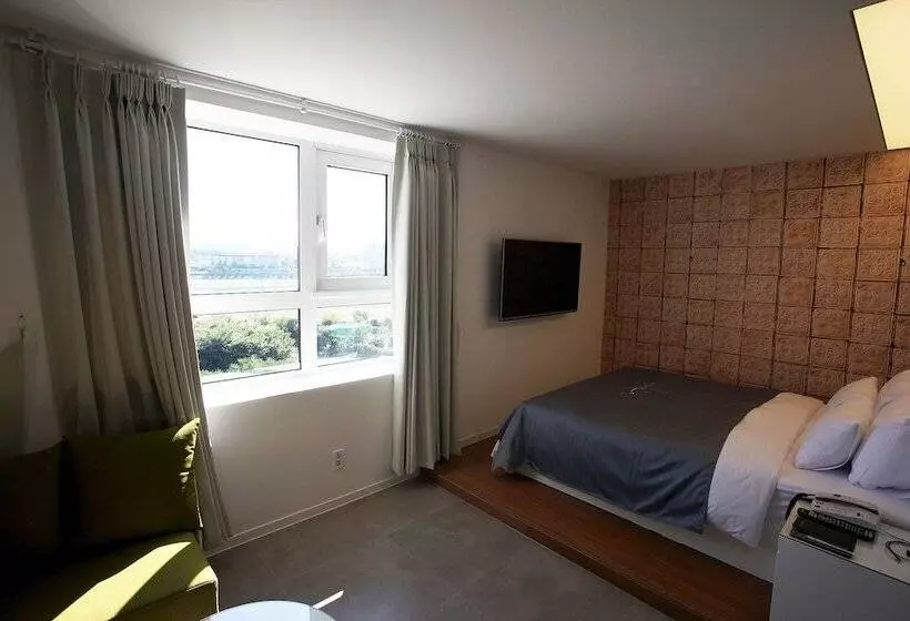 モーテル May Ave