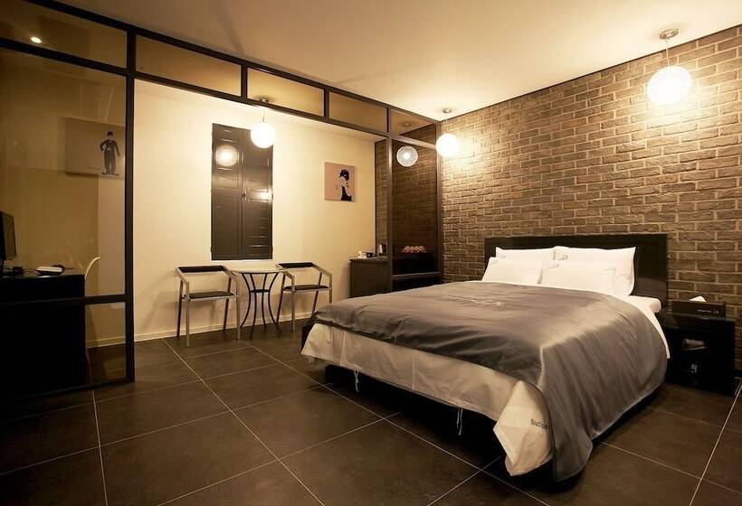 فندق على الطريق May Ave