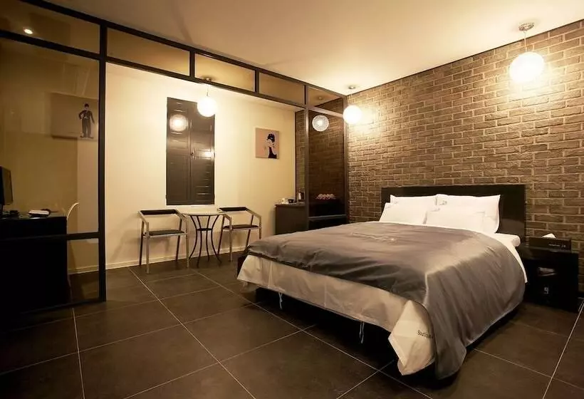 モーテル May Ave