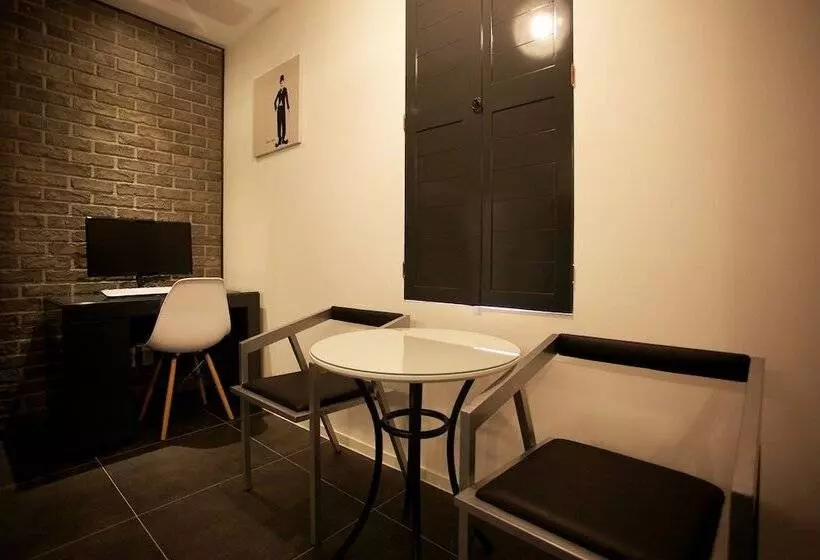 モーテル May Ave