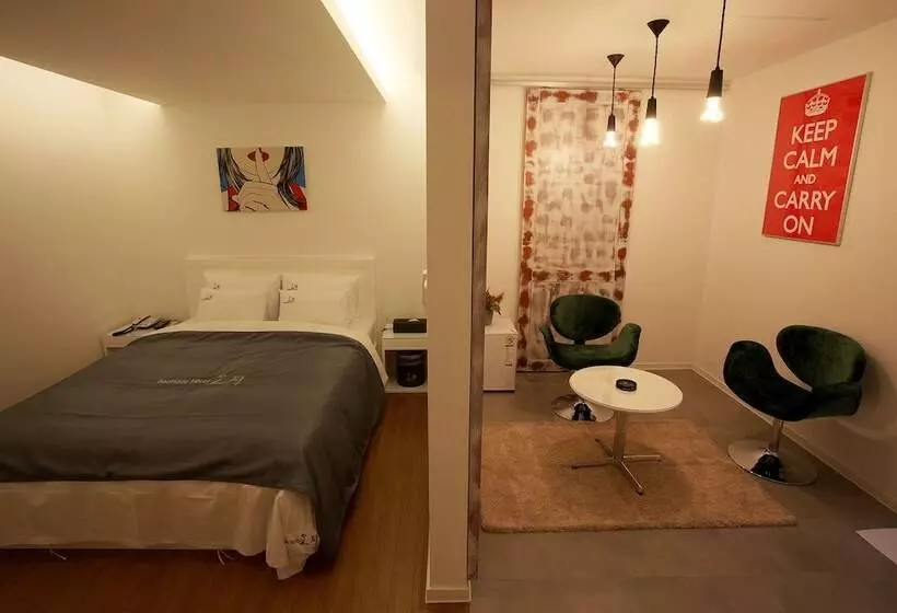 モーテル May Ave