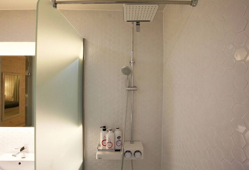 فندق على الطريق May Ave