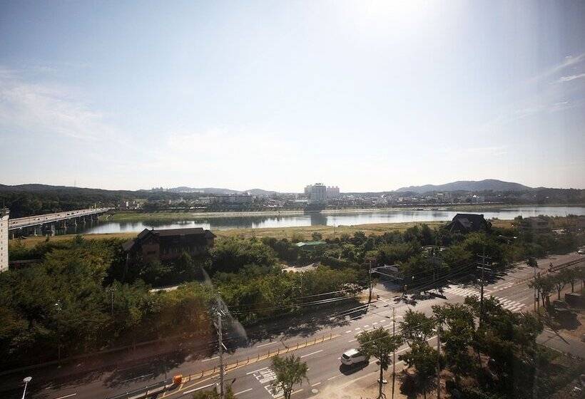 فندق على الطريق May Ave