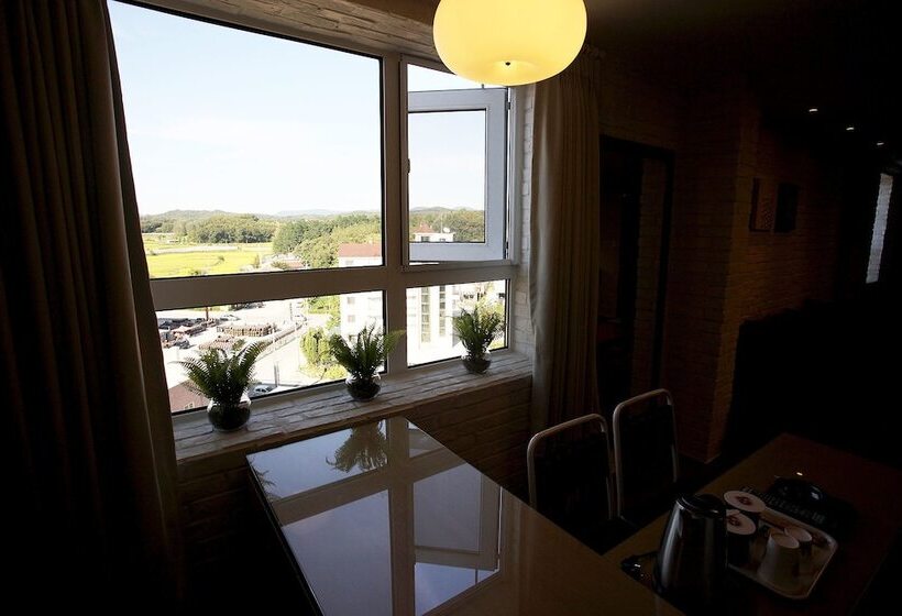 فندق على الطريق May Ave