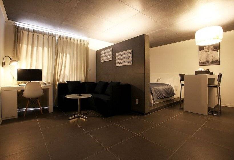 فندق على الطريق May Ave