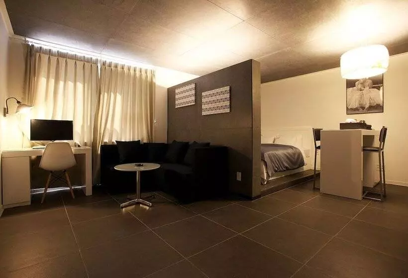 モーテル May Ave