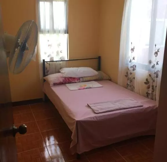 ホテル Pines Mansion